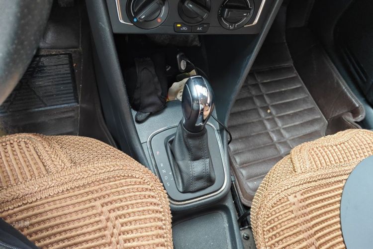 Volkswagen Polo 2016 car image #16