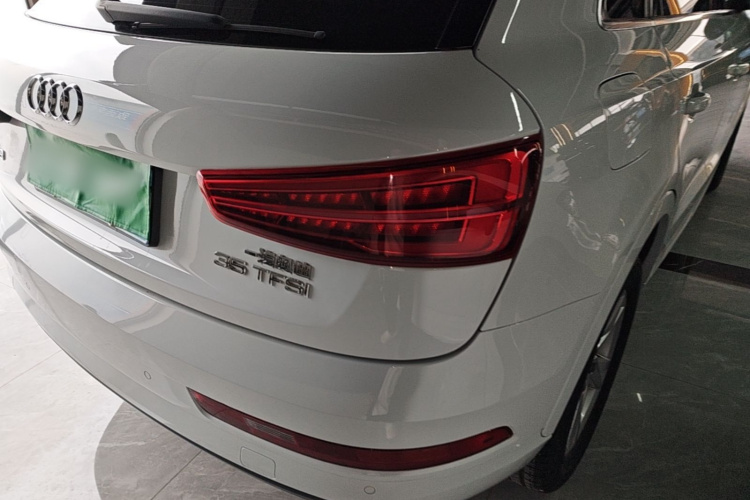 Audi Q3 2018 car image #8