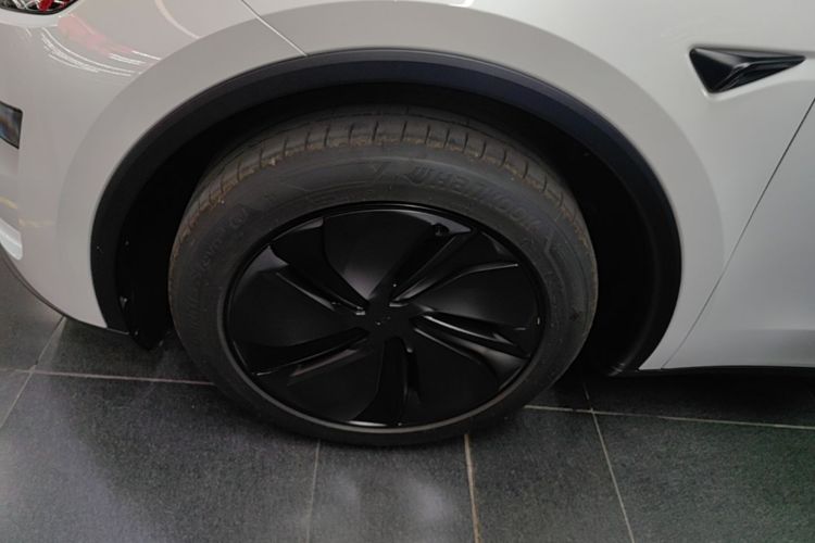 Tesla Model Y 2026 car image #9