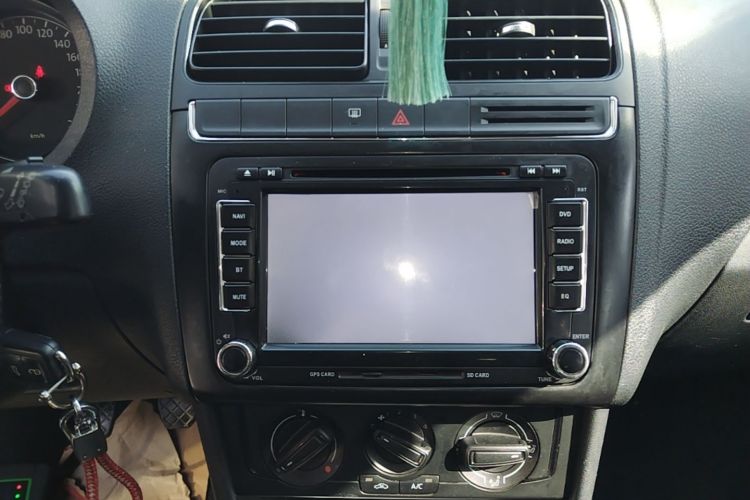Volkswagen Polo 2015 car image #13
