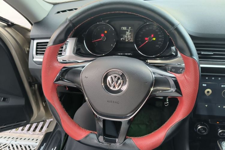 Volkswagen Bora 2017 car image #11
