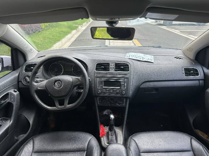 Volkswagen Polo 2015 car image #9