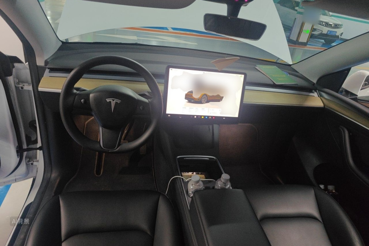Tesla Model Y 2023 car image #11