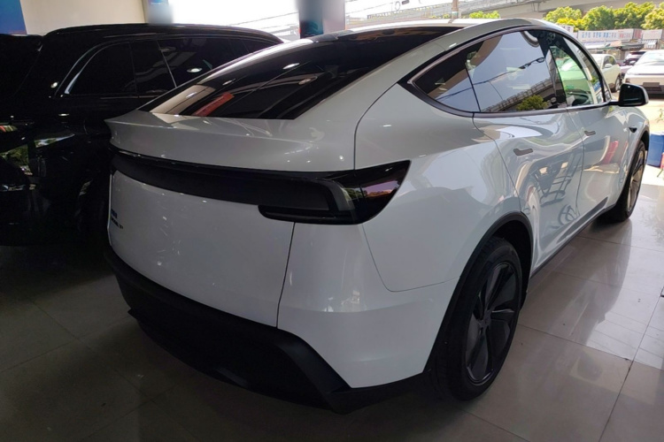Tesla Model Y 2026 #7 Tesla Model Y 2026 car image #7