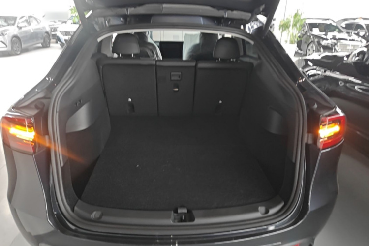 Tesla Model Y 2025 car image #21