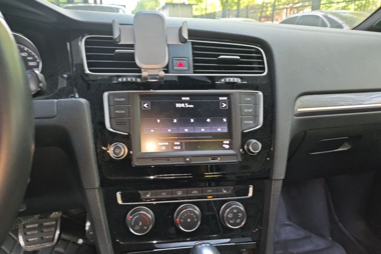 Volkswagen Golf 2017 car image #15