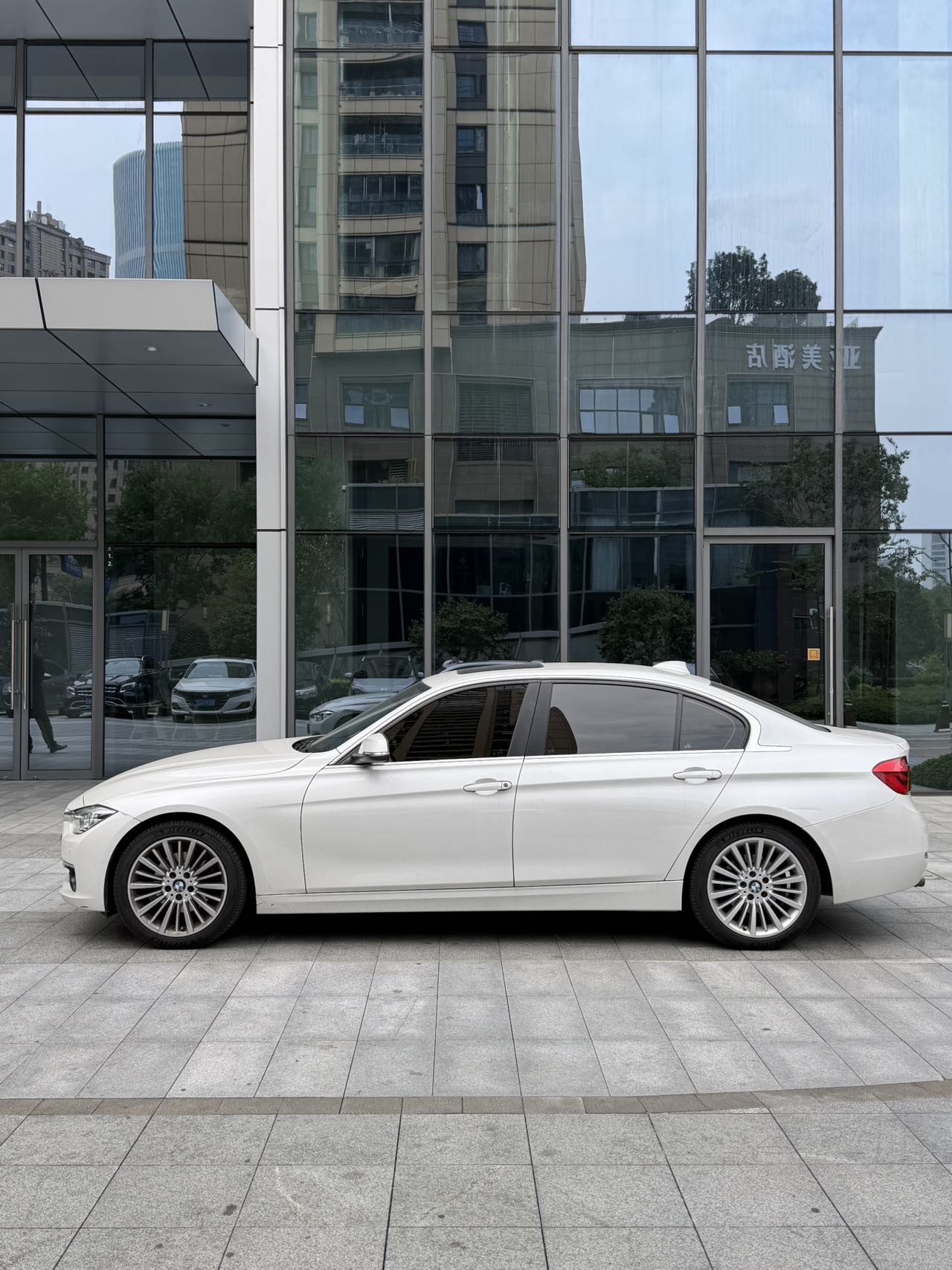 BMW 3 Series 2018 car image #3