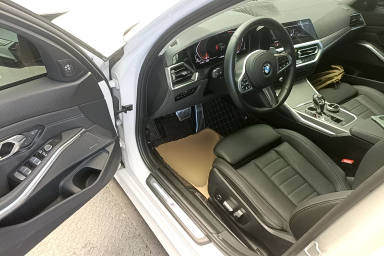 BMW 3 Series 2020 car image #16