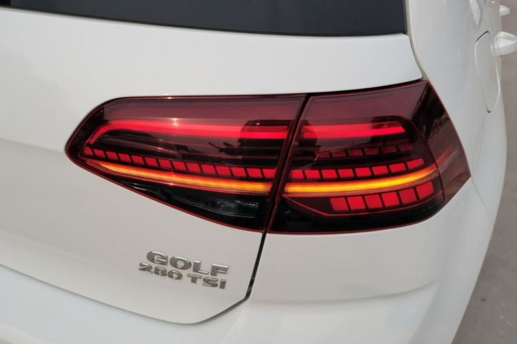Volkswagen Golf 2019 car image #8