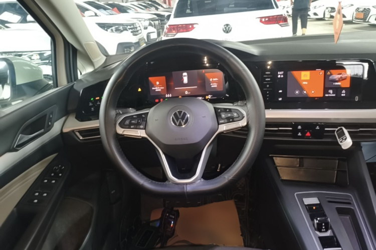 Volkswagen Golf 2023 car image #11