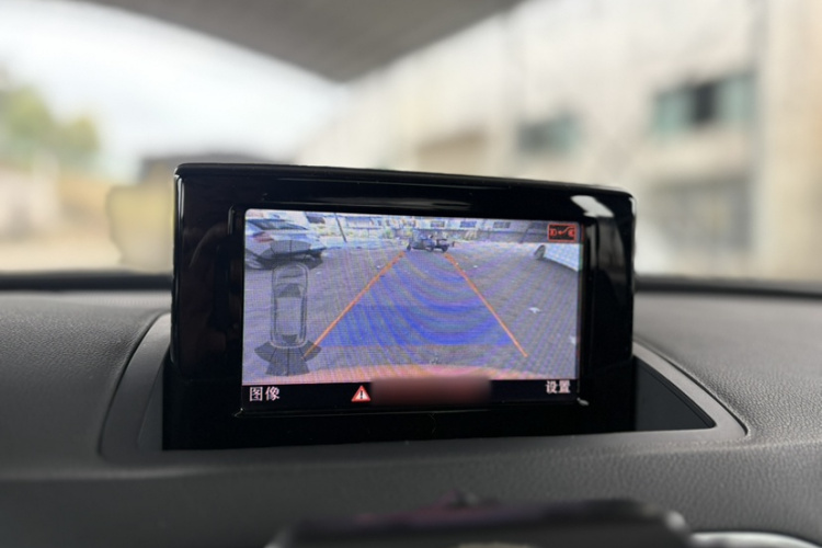 Audi Q3 2016 car image #12