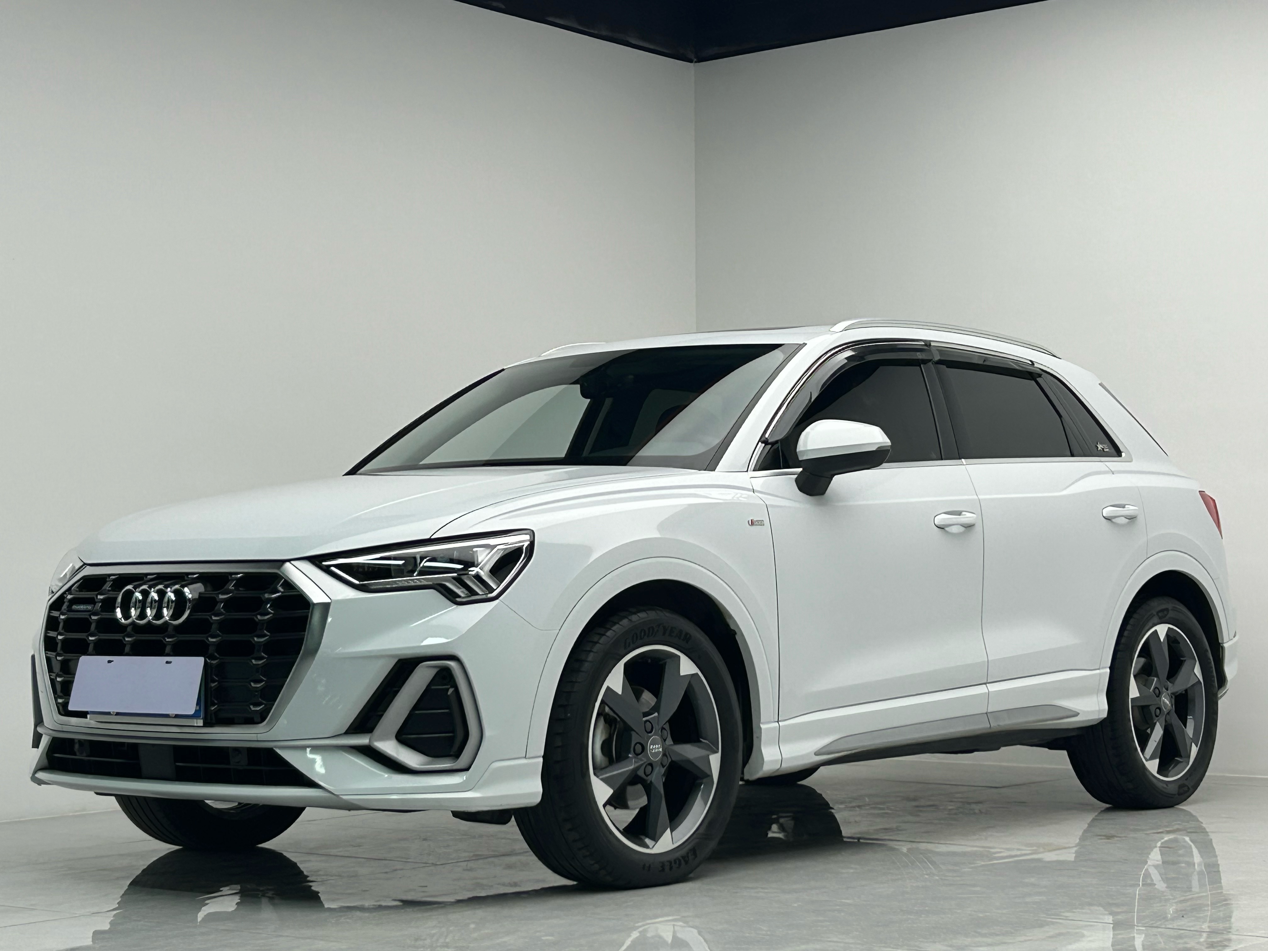 Audi Q3 2020 car image #2