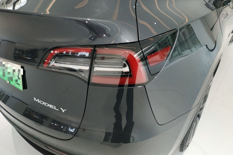 Tesla Model Y 2025 #8 Tesla Model Y 2025 car image #8