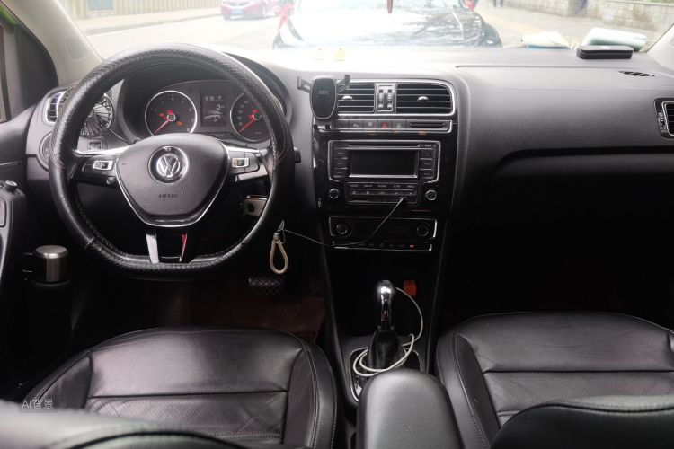 Volkswagen Polo 2015 car image #11