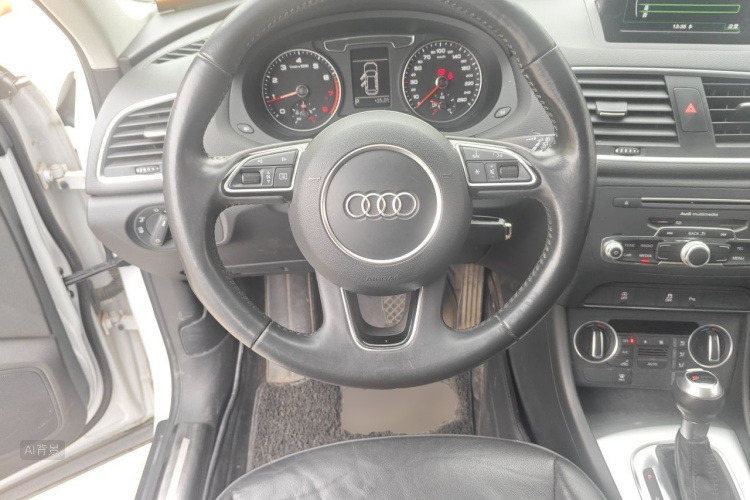 Audi Q3 2017 car image #12