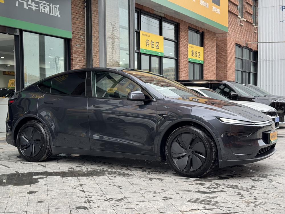 Tesla Model Y 2025 #3 Tesla Model Y 2025 car image #3