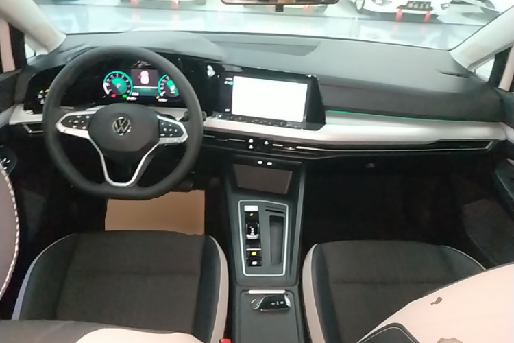 Volkswagen Golf 2023 car image #10