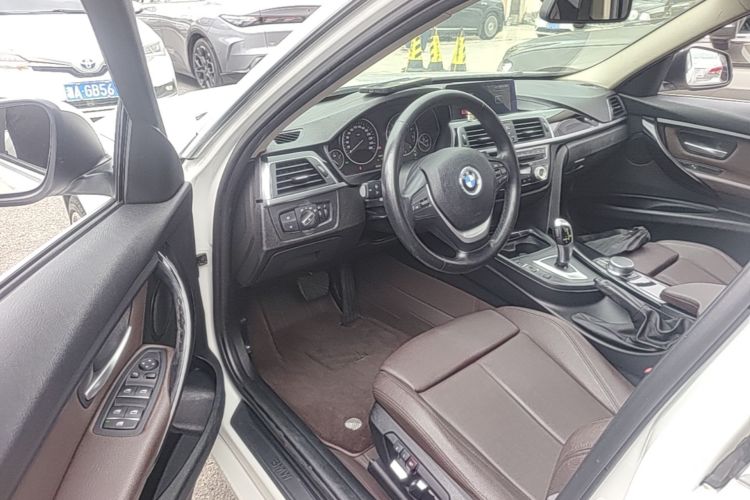 BMW 3 Series 2019 image de voiture #16