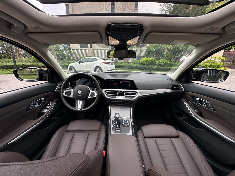 BMW 3 Series 2019 car image #12