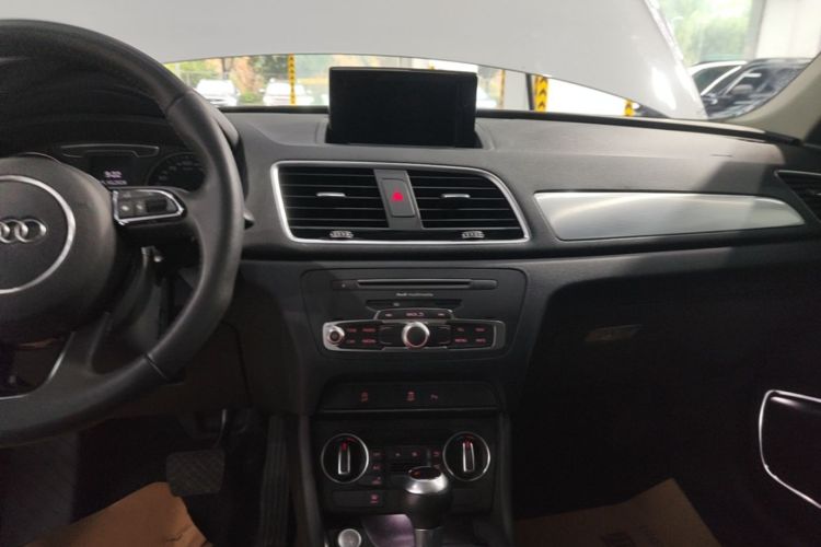 Audi Q3 2019 car image #13