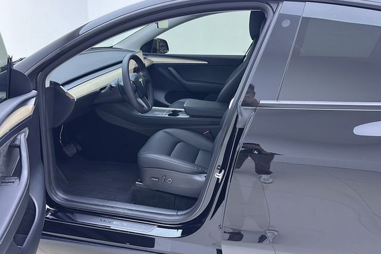 Tesla Model Y 2022 car image #18