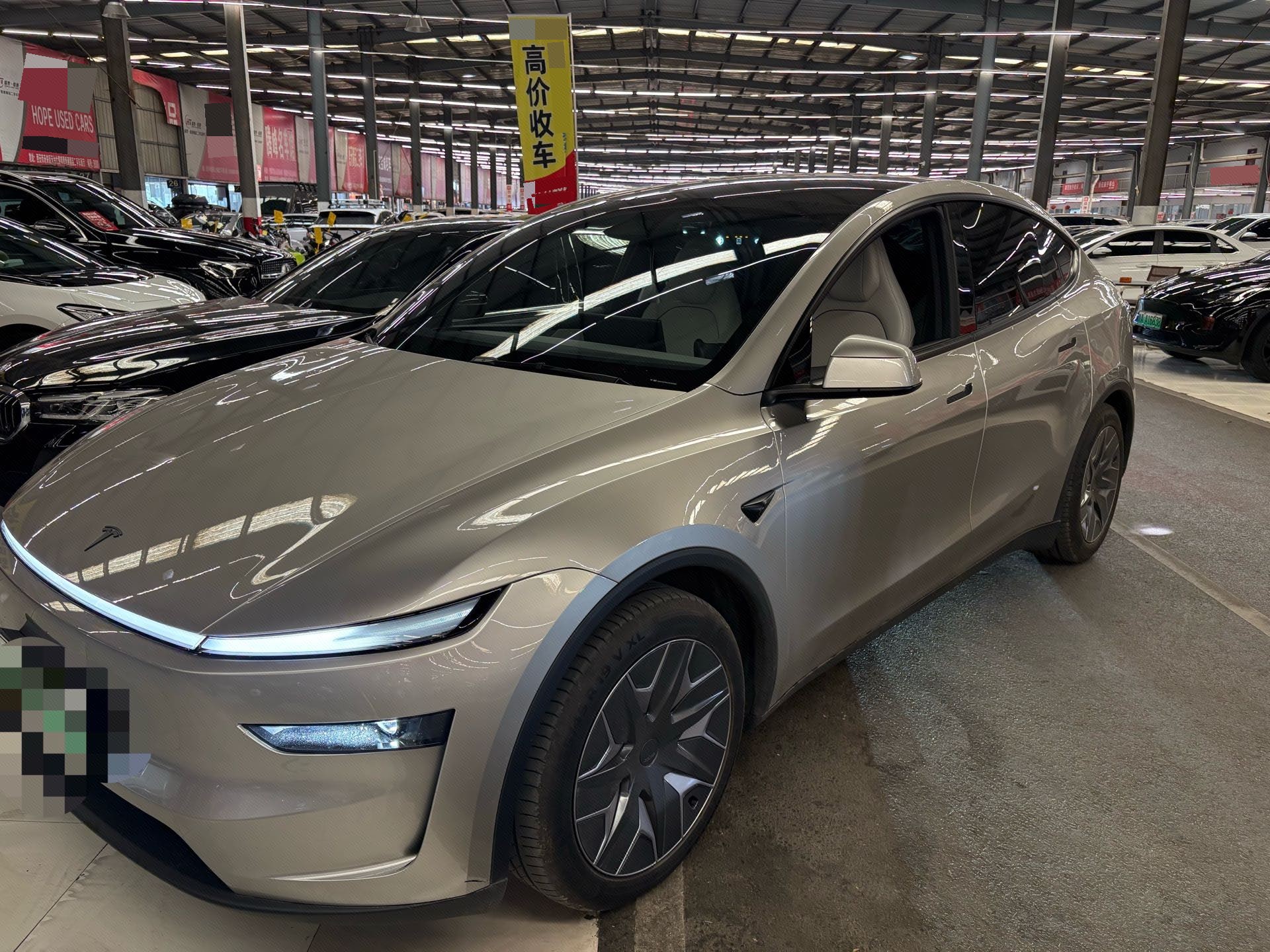 Tesla Model Y L 2026 Tesla Model Y L 2026 immagine di auto