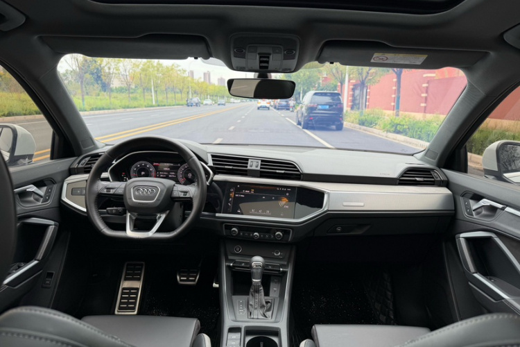 Audi Q3 2024 car image #11