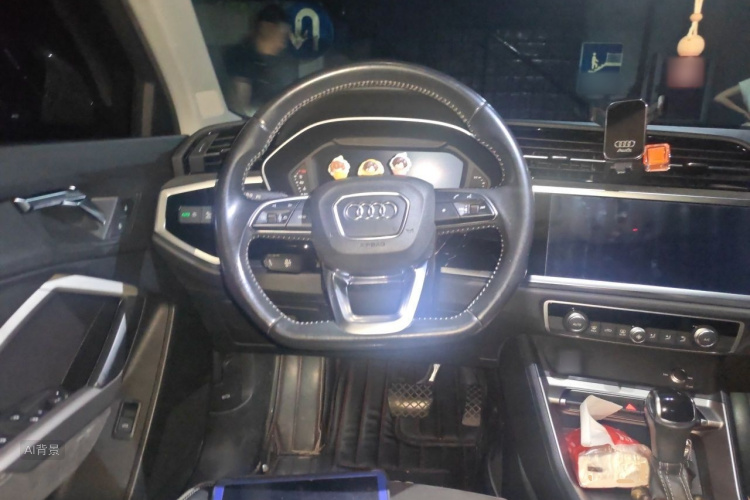 Audi Q3 2020 car image #12