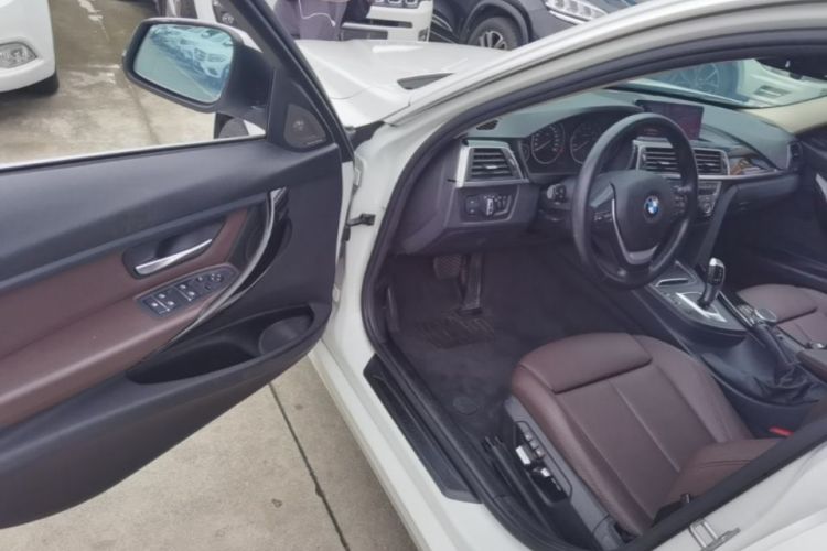 BMW 3 Series 2019 car image #16