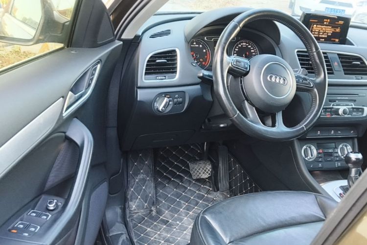 Audi Q3 2016 car image #12