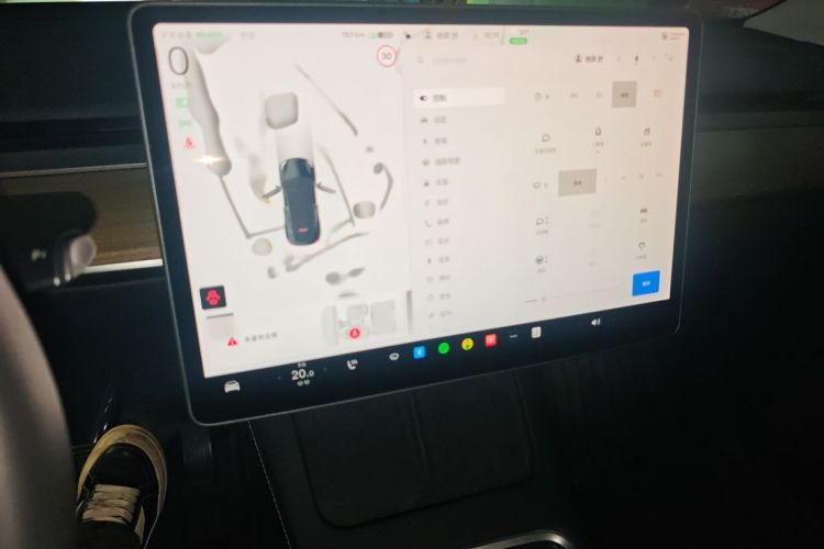 Tesla Model Y 2023 car image #12