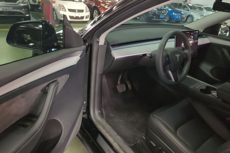 Tesla Model Y 2023 car image #16