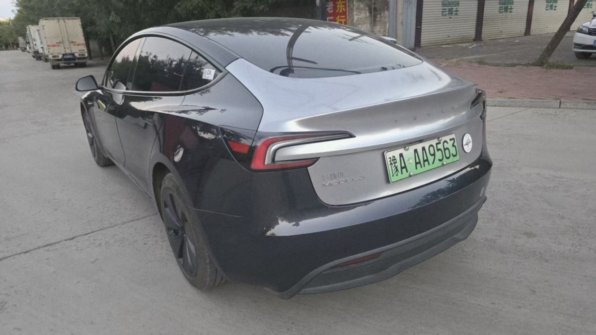 Tesla Model 3 2024 car image #2
