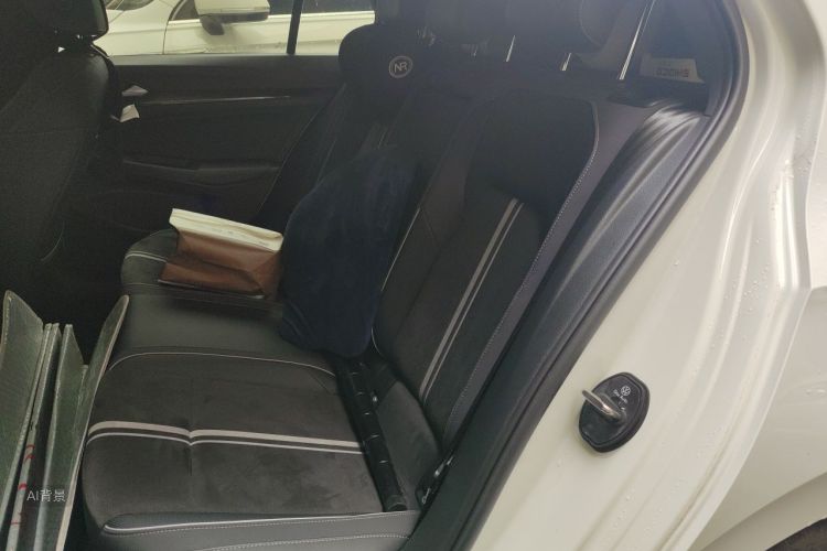 Volkswagen Golf 2021 car image #19