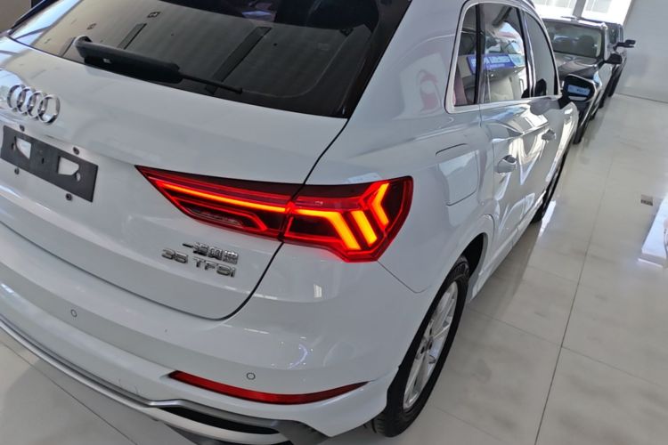 Audi Q3 2019 car image #8