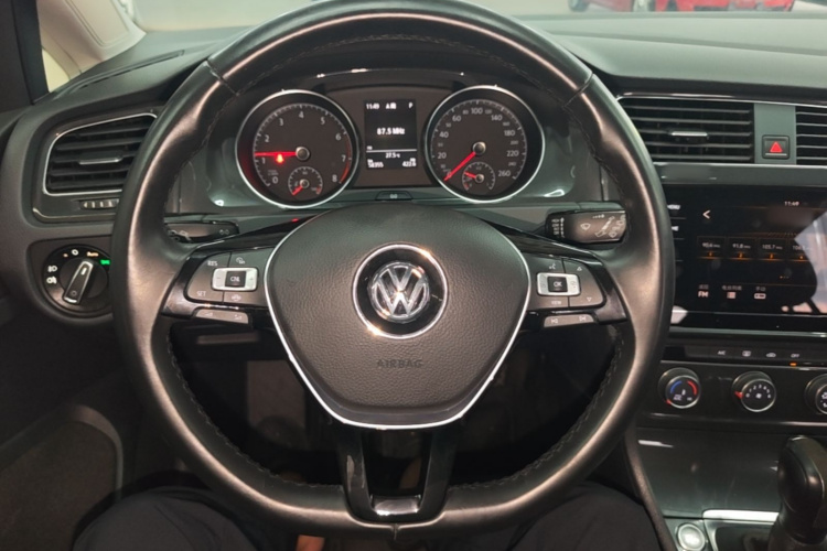 Volkswagen Golf 2020 car image #15