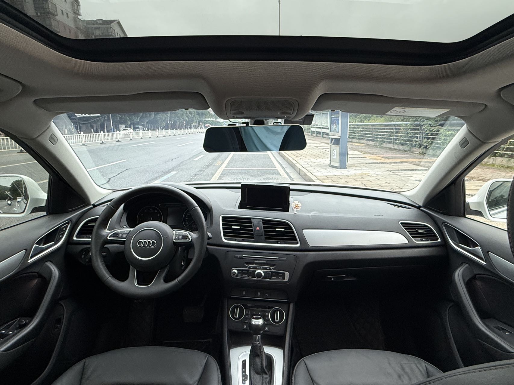 Audi Q3 2018 car image #9