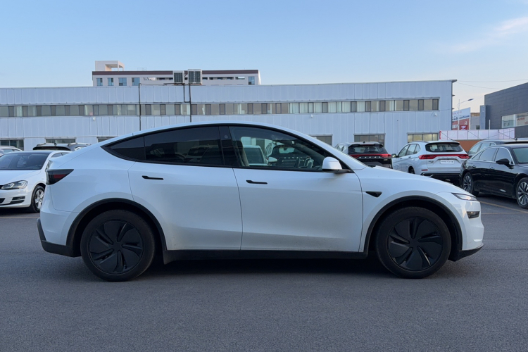 Tesla Model Y 2025 immagine di auto #7