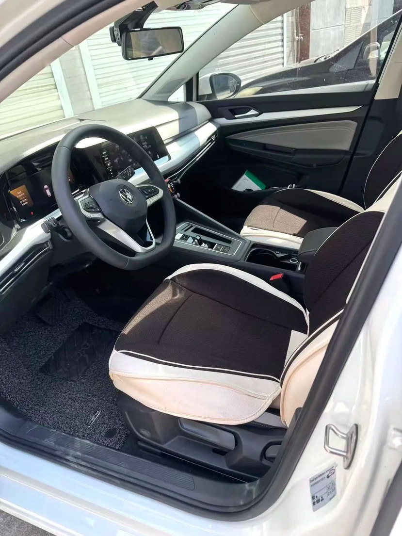 Volkswagen Golf 2023 car image #3