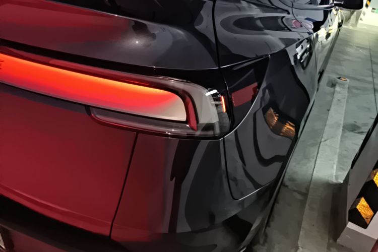 Tesla Model Y 2025 car image #8