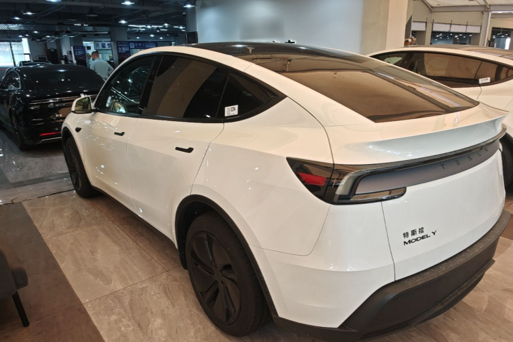 Tesla Model Y 2026 #5 Tesla Model Y 2026 car image #5