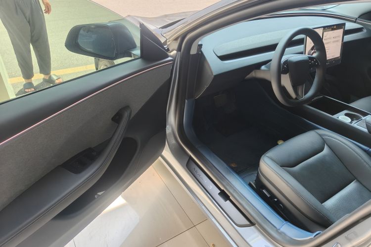Tesla Model 3 2025 car image #12