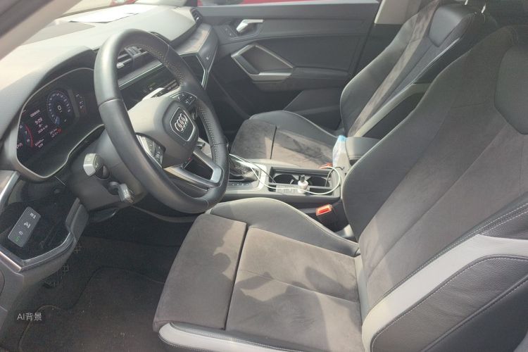 Audi Q3 2019 car image #17