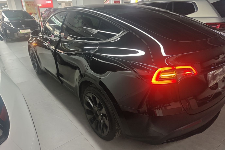 Tesla Model Y 2023 car image #5