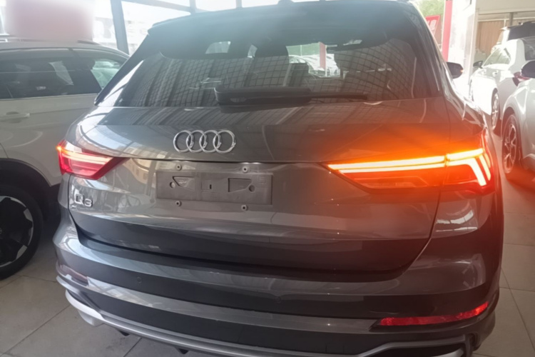 Audi Q3 2020 car image #4