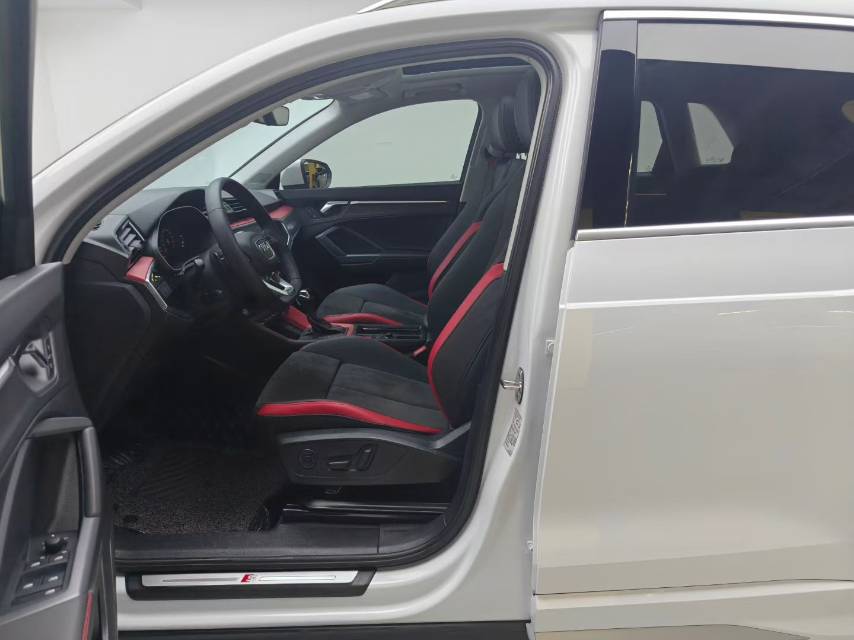 Audi Q3 2019 car image #6