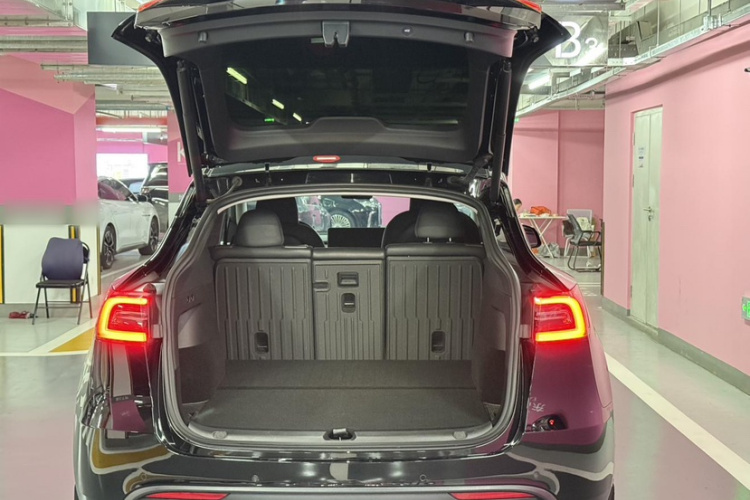 Tesla Model Y 2023 car image #18
