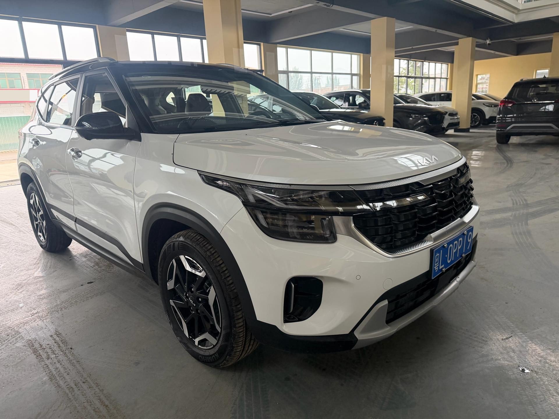 Kia Seltos 2023 car image #2