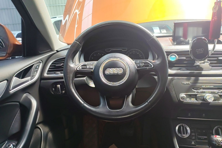 Audi Q3 2015 car image #11