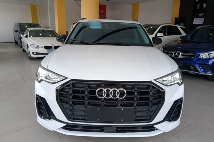 Audi Q3 2023 car image #3